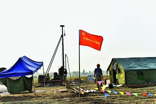 中國地質(zhì)調(diào)查局在安新縣北六村田野中開展地質(zhì)測量。攝影 劉向陽