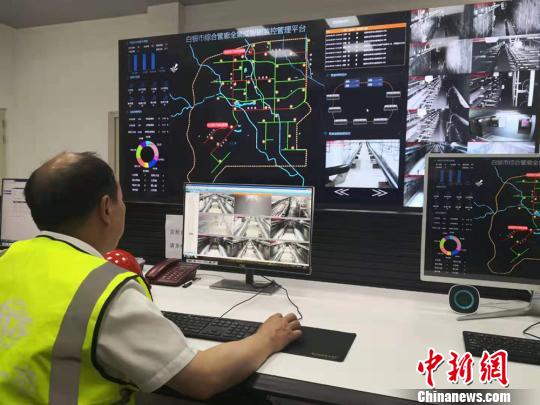 圖為白銀綜合地下管廊總控室工作人員正在進(jìn)行氧氣、濕度、溫度等監(jiān)測?！「呖档?攝