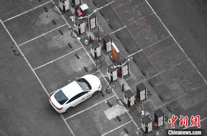 資料圖：重慶大渡口一停車場內，車輛正在充電樁處進行充電。<a target='_blank' href='/'>中新社</a>記者 陳超 攝